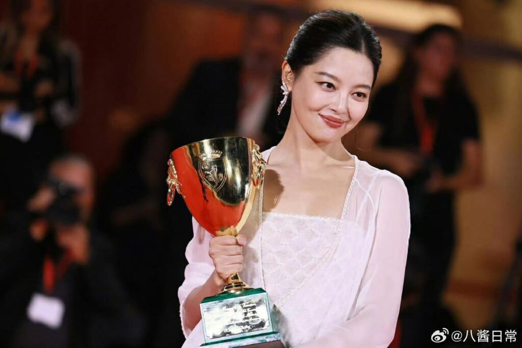 Tân Chỉ Lôi giành giải Nữ diễn viên xuất sắc tại LHP Venice 82 2 Tân Chỉ Lôi tại LHP Venice