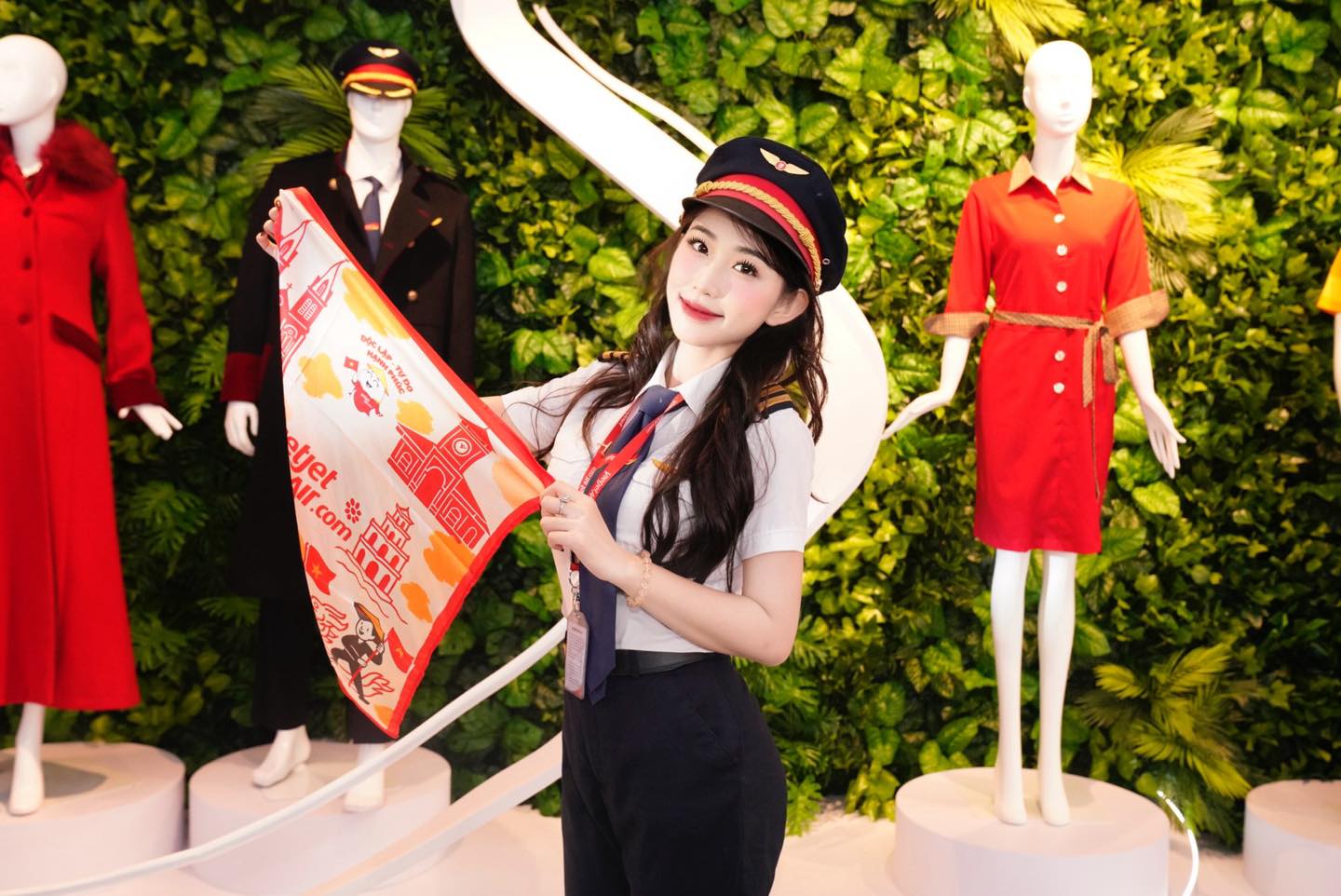 Nữ phi công Gen Z gây bão tại triển lãm A80 6 542353503 1210615687770716 6050333721794799663 n