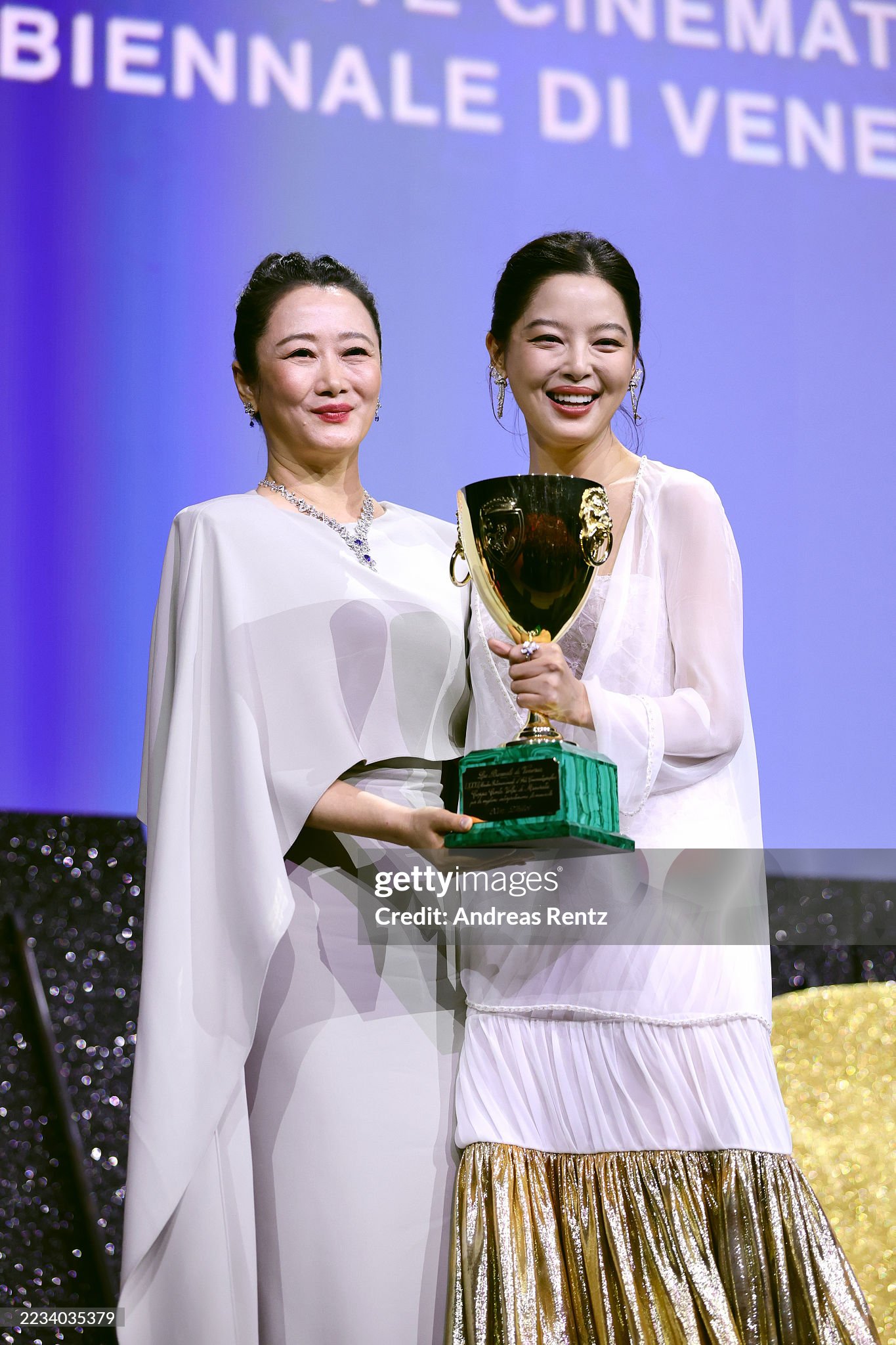Tân Chỉ Lôi Đoạt Giải Volpi Tại LHP Venice 2025 6 542751899 1176817127922470 7206937903647002581 n