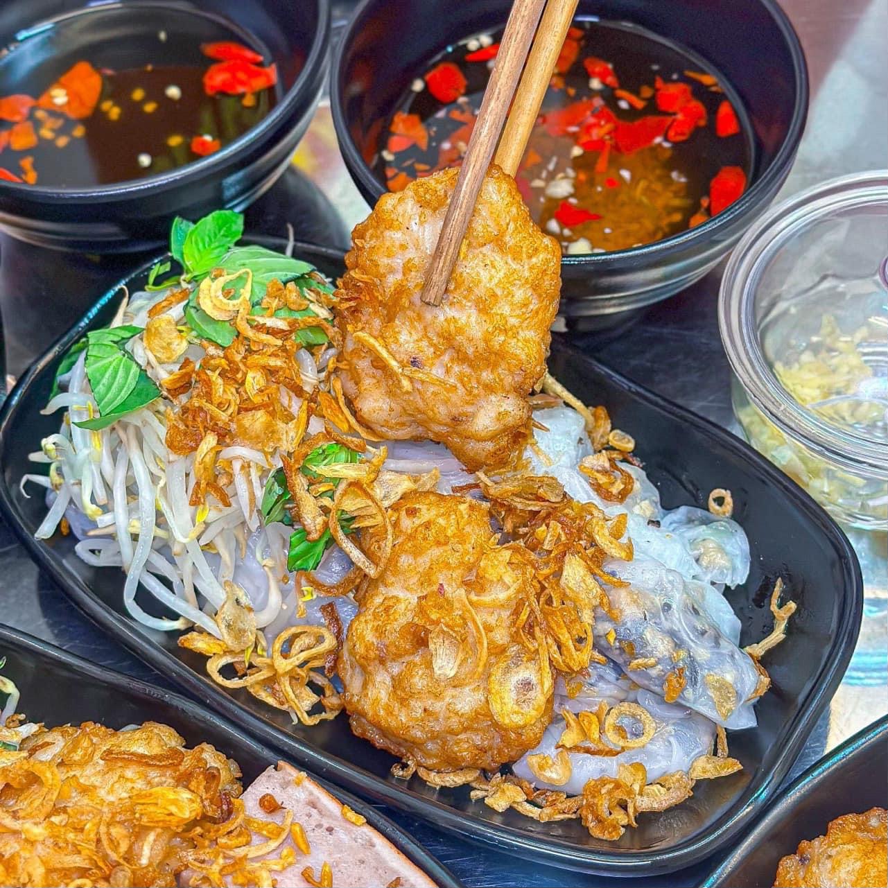 Thưởng thức bánh cuốn chả mực Hạ Long tại Sài Gòn 3 542752015 800590229151708 2224649744024176418 n