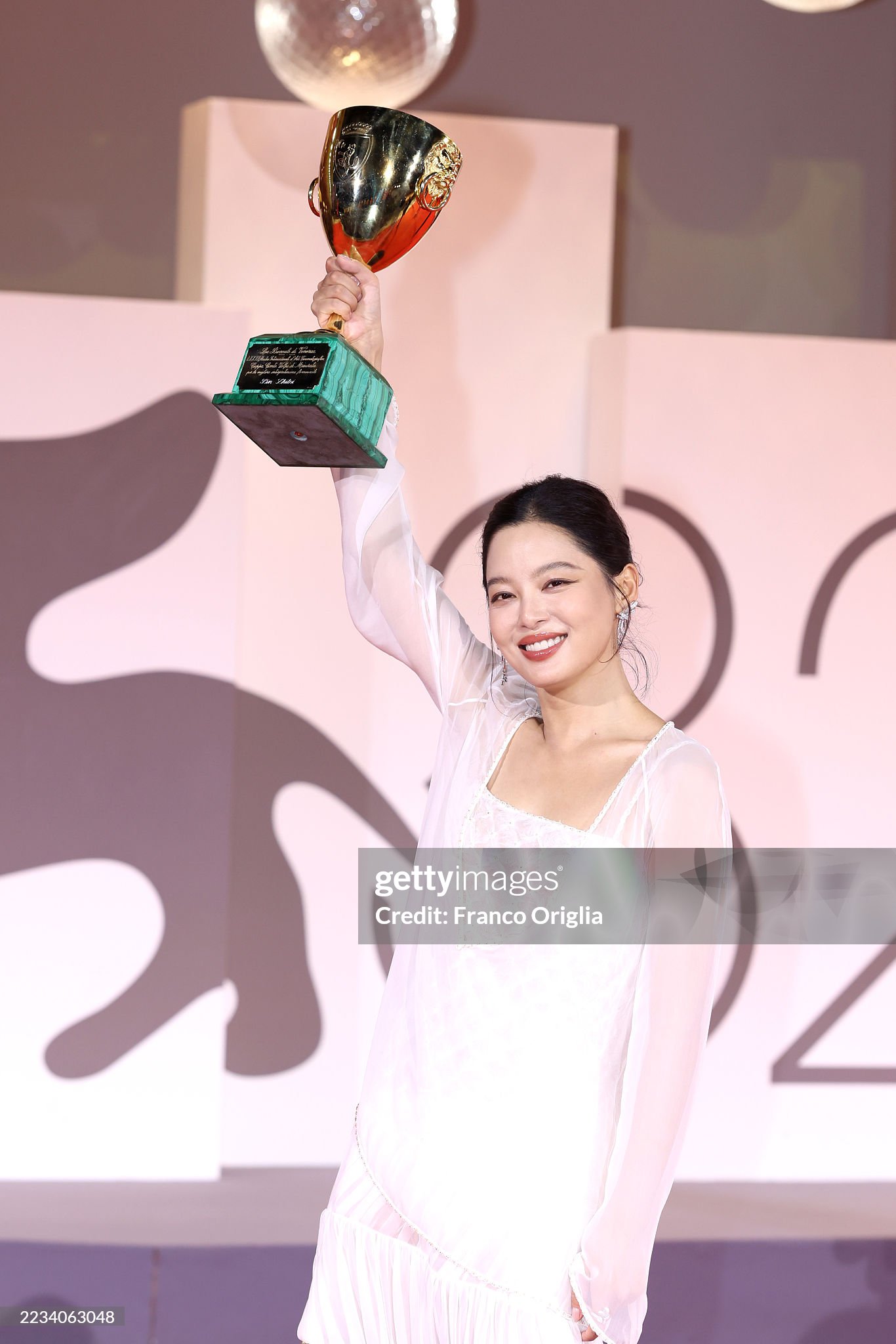 Tân Chỉ Lôi Đoạt Giải Volpi Tại LHP Venice 2025 4 542752068 1176817114589138 1316296899517064025 n