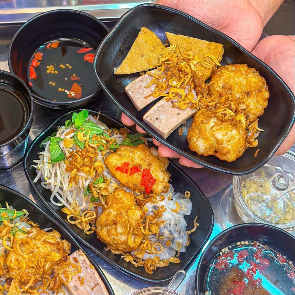 Thưởng thức bánh cuốn chả mực Hạ Long tại Sài Gòn 2 544554966 800590272485037 5168622992045940301 n