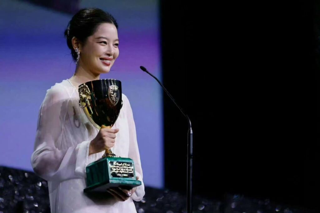Tân Chỉ Lôi đoạt giải Nữ chính xuất sắc tại Venice 2 544886192 1348622006834710 7972499211866622858 n