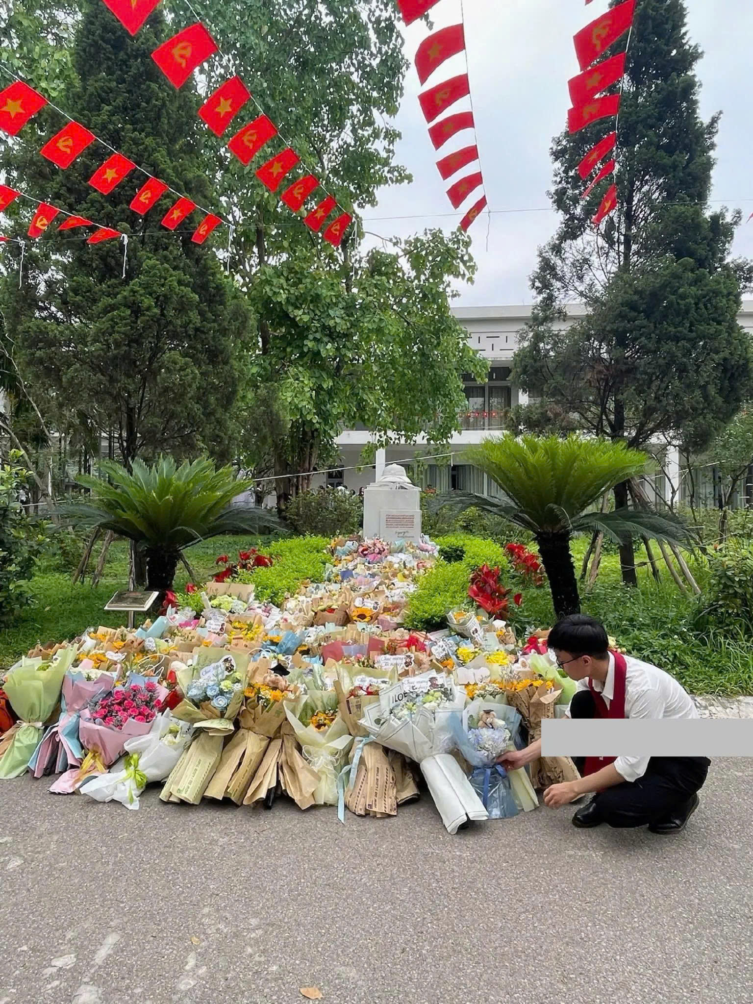 Tân cử nhân ĐHBK HN tri ân liệt sĩ theo truyền thống vàng 3 544984918 1127622469563747 5471116423732133665 n