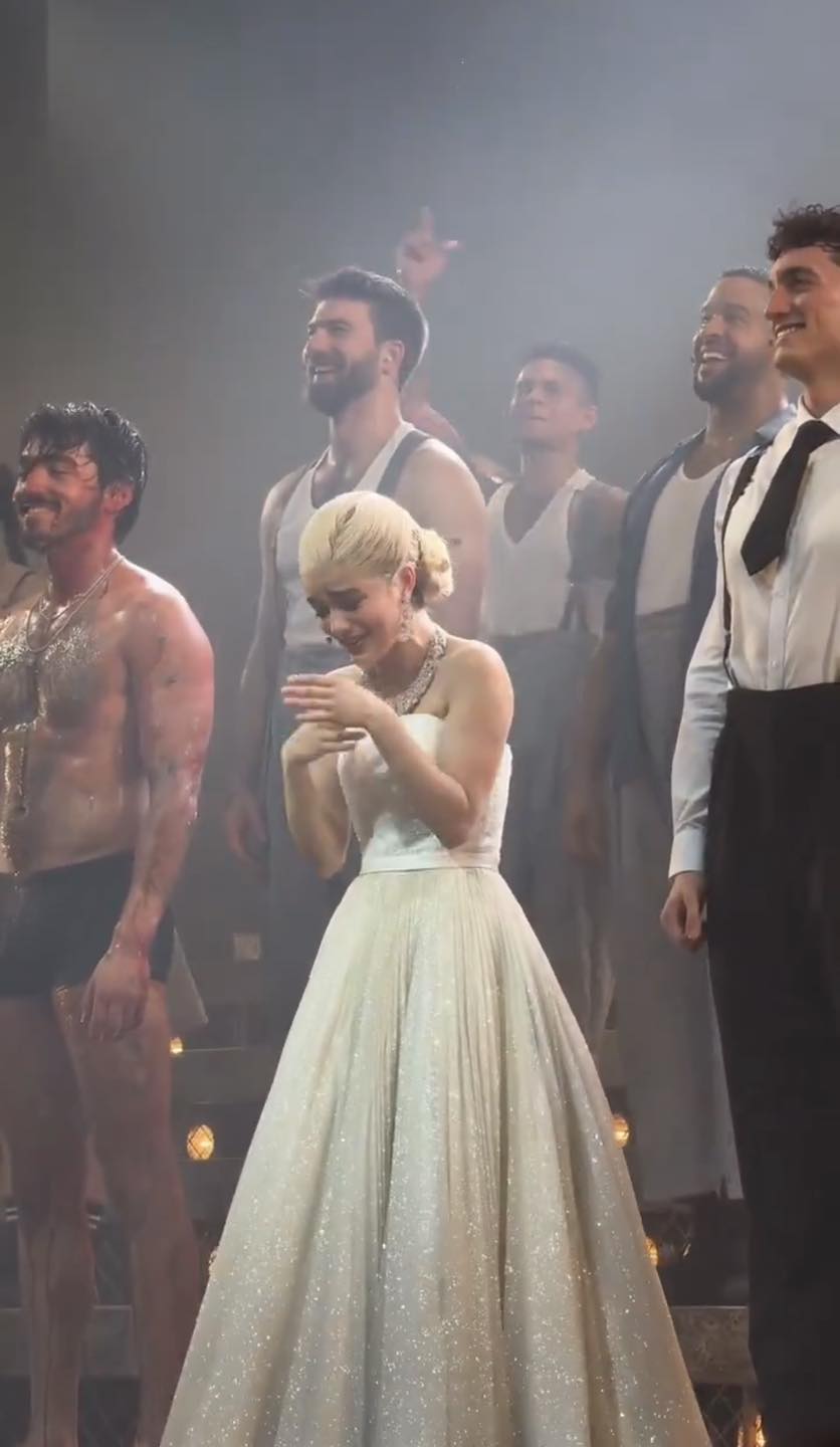 Màn trình diễn EVITA gây sốt tại West End với Rachel Zegler 3 544987065 122102878155003151 3970700282760748068 n
