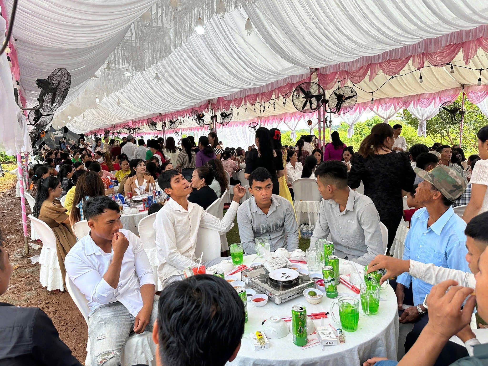 Đám Cưới Ở Bình Phước: Khách Uống Nước Ngọt Thay Bia Rượu 3 545166534 1121404180090777 5830703022501841378 n