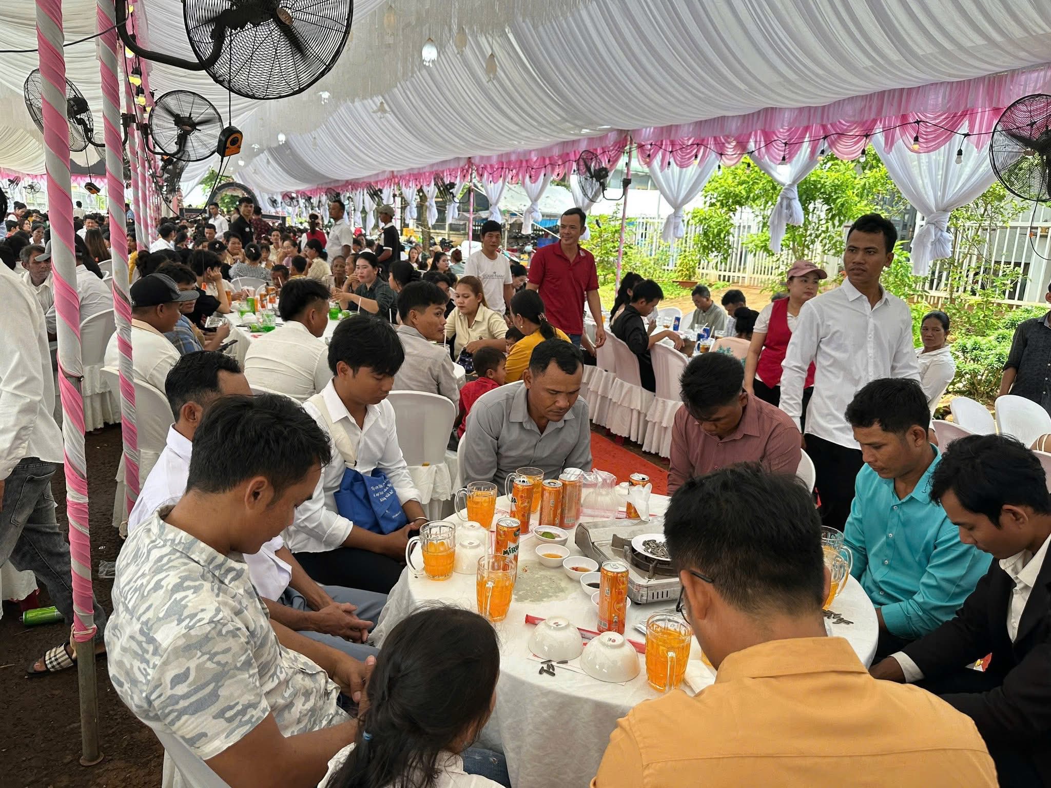 Đám Cưới Ở Bình Phước: Khách Uống Nước Ngọt Thay Bia Rượu 5 545377534 1121404183424110 7490347877708341078 n