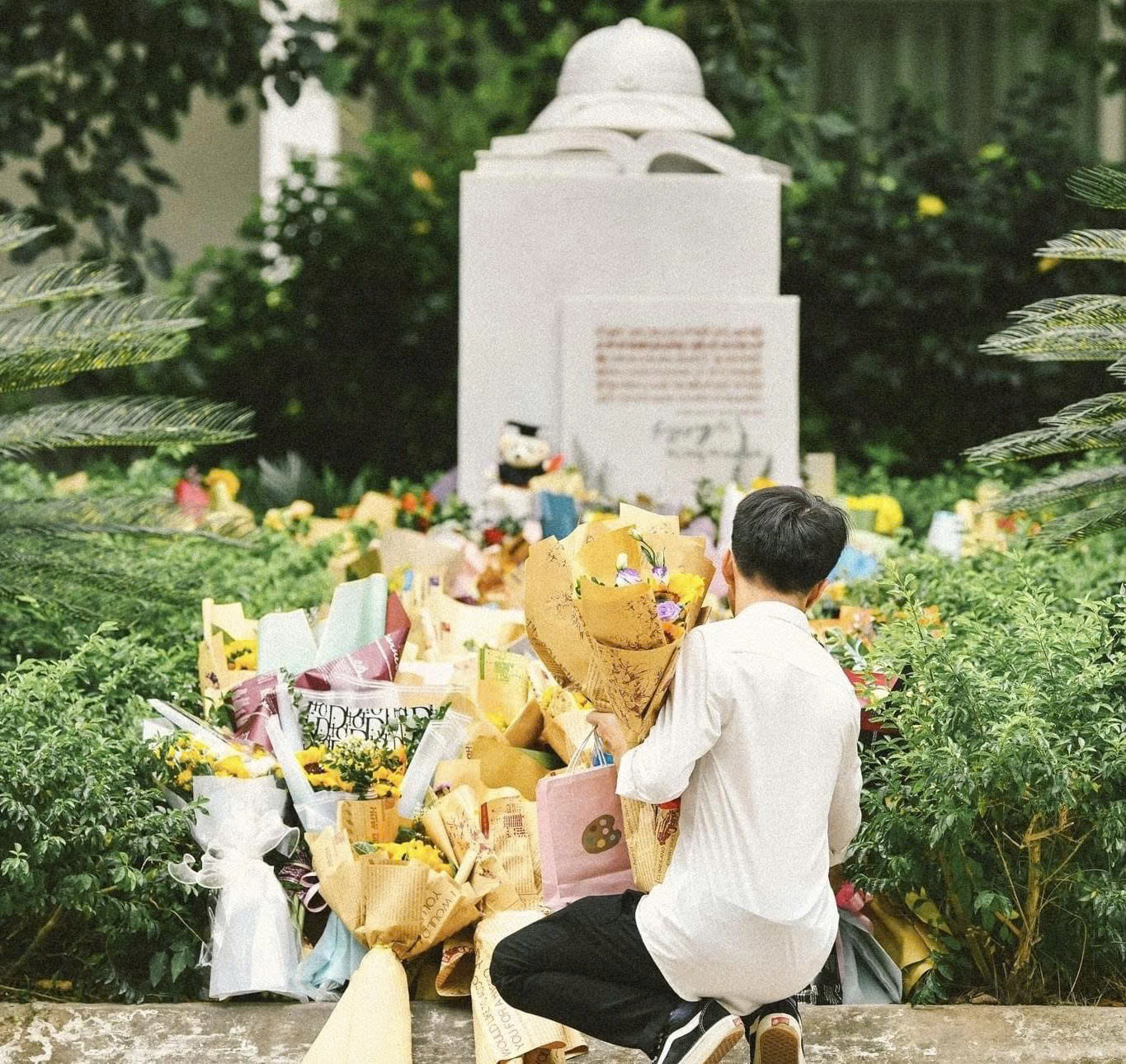 Tân cử nhân ĐHBK HN tri ân liệt sĩ theo truyền thống vàng 6 546596797 1127622442897083 542516550008413773 n