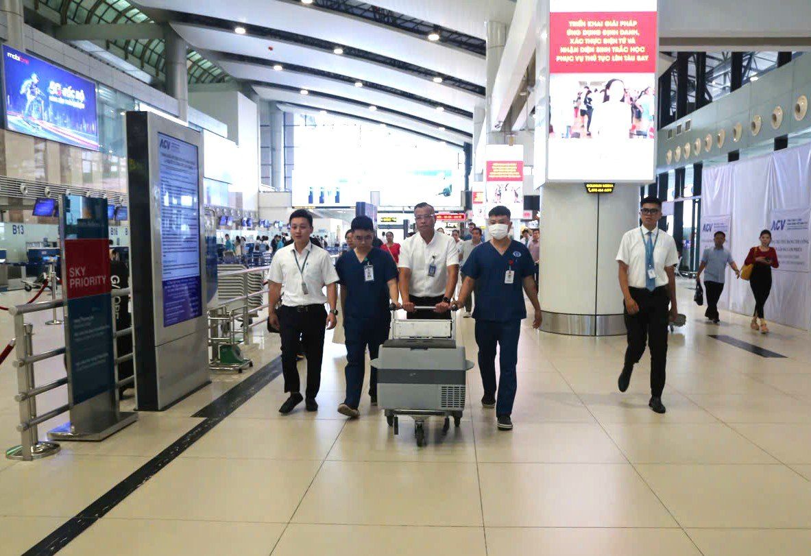 Chuyến bay đặc biệt mang trái tim hiến tặng đến Huế 3 546615940 1113804537511642 6572952448338387893 n