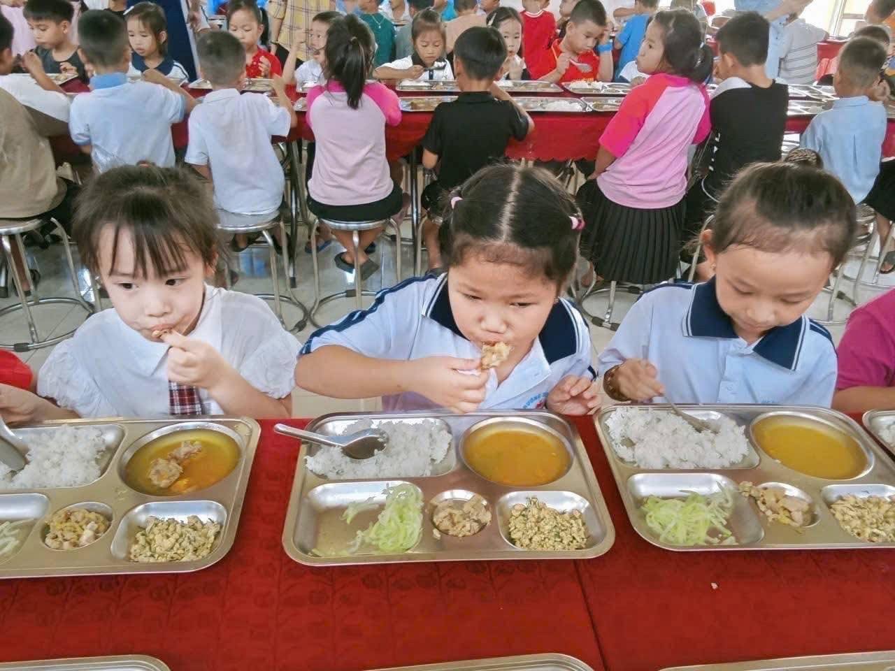 Suất ăn bán trú 15.000 đồng gây sốt tại Hà Tĩnh 4 546622488 1130256865966974 8883950223474630252 n