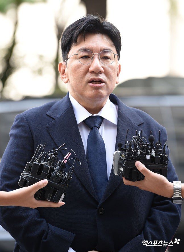 Bang Si Hyuk Lần Đầu Ra Trình Diện Cảnh Sát Vì Gian Lận IPO 2 547207399 1104562661784726 4226565810439421241 n