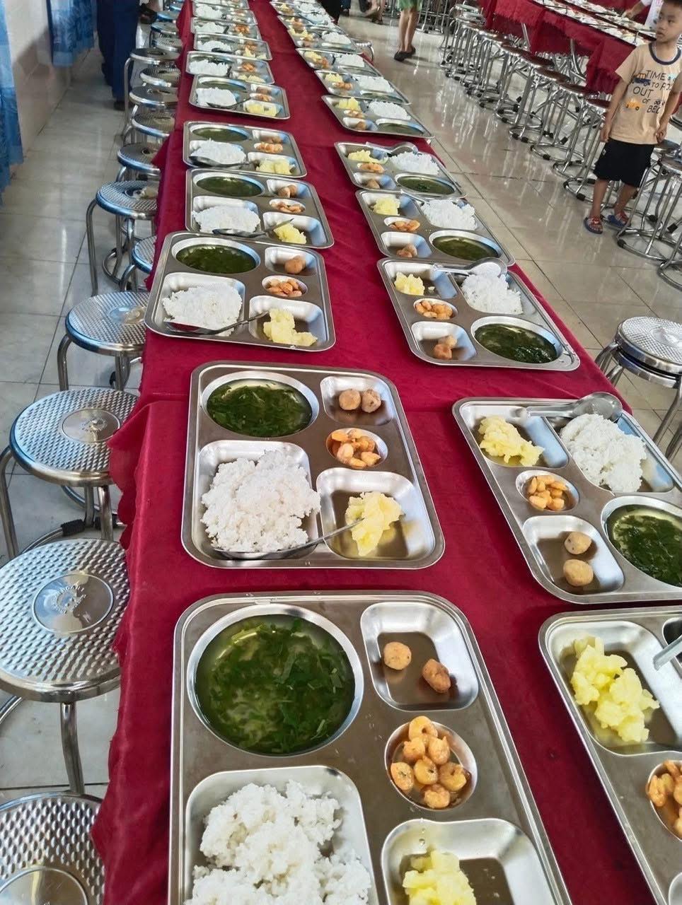 Suất ăn bán trú 15.000 đồng gây sốt tại Hà Tĩnh 2 547279966 1130256882633639 4206623795381822386 n