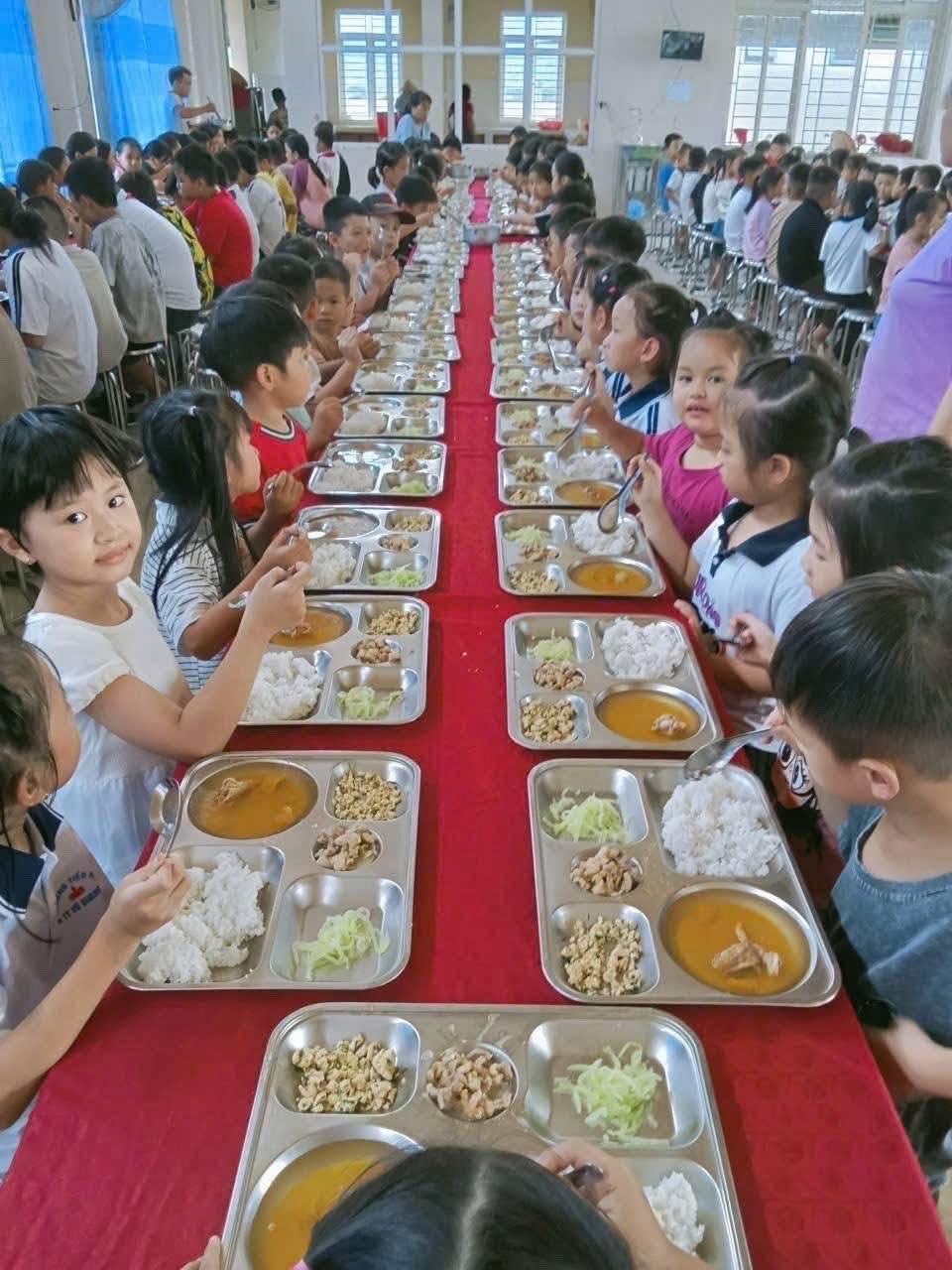 Suất ăn bán trú 15.000 đồng gây sốt tại Hà Tĩnh 3 548020625 1130256905966970 325075899221573671 n