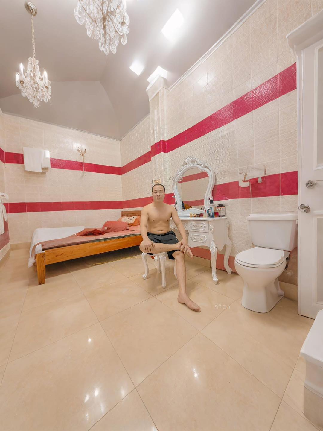 Chồng yêu chiều vợ với thiết kế độc đáo trong phòng ngủ 2 548089370 1213294120829145 1709221799122803537 n