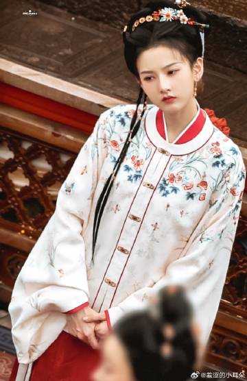 Tống Tổ Nhi trở lại mạnh mẽ với VLTN fashion + beauty 3 548201078 702265782830992 7817977624508533770 n