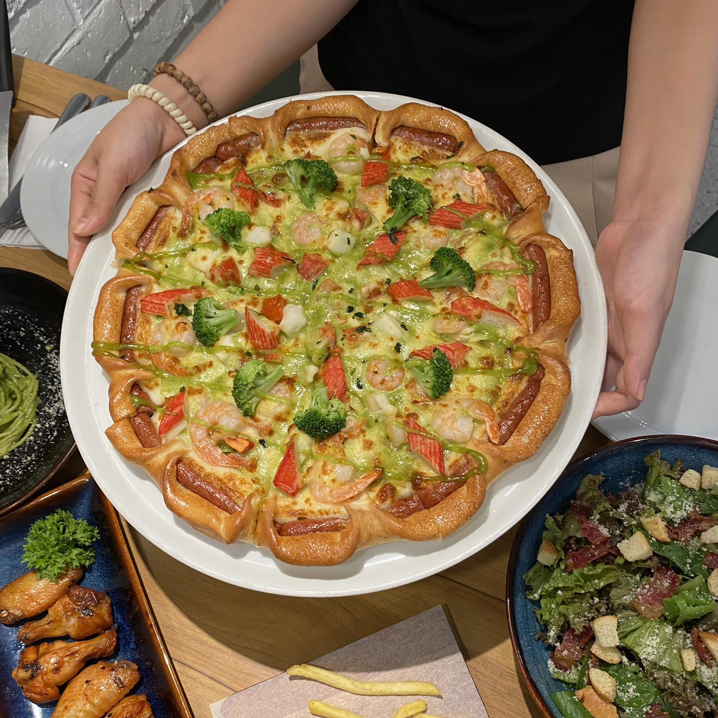 Pizza Hải Sản Pesto Xanh Full Topping đã trở lại! 4 548207854 1183939757100066 8309227998594779227 n
