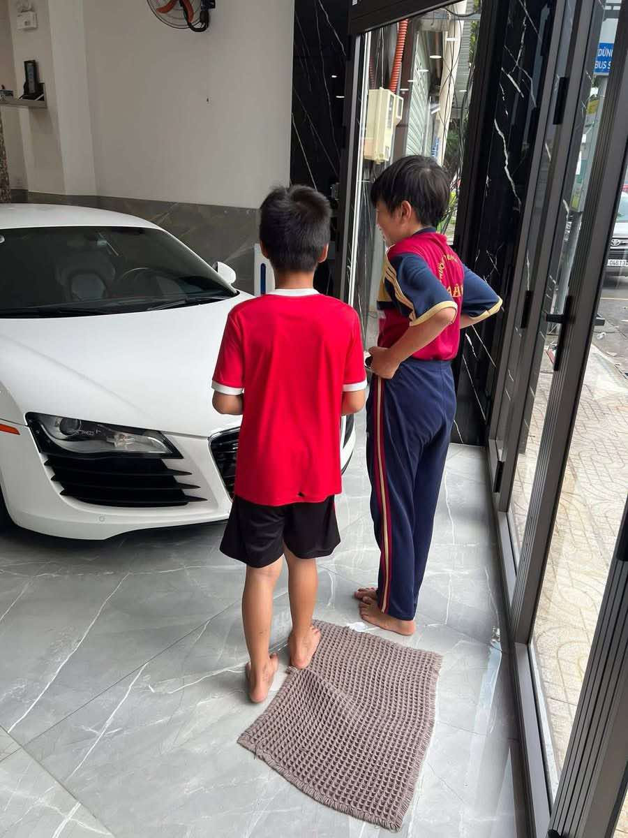 Chuyện thú vị về ông cháu và siêu xe tại showroom 5 548898615 1217462700419551 5006756270717752118 n