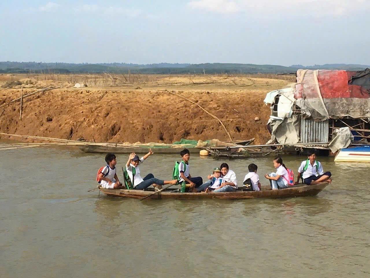 Cô giáo 7 năm gieo chữ giữa lòng hồ Trị An 5 549039546 1134924982166829 8720840087183799966 n