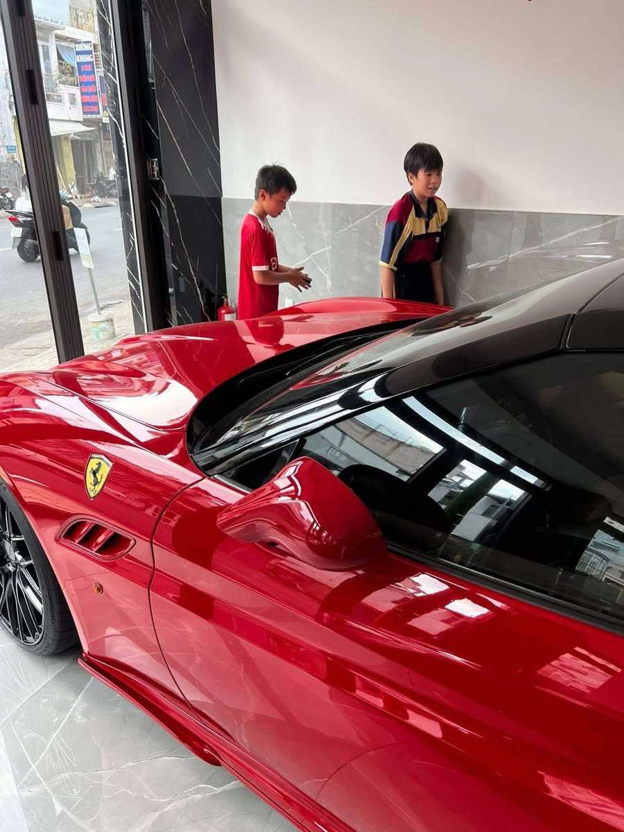 Chuyện thú vị về ông cháu và siêu xe tại showroom 4 549310800 1217462640419557 5264921660826312985 n