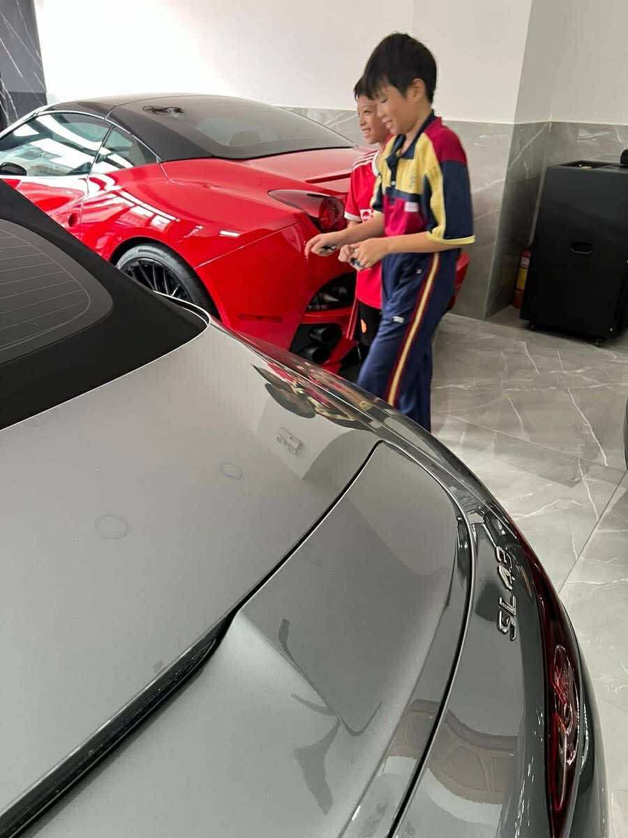 Chuyện thú vị về ông cháu và siêu xe tại showroom 3 549365423 1217462610419560 4615369125833640972 n