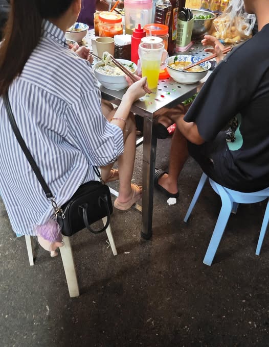 Câu chuyện hài hước về cặp đôi và hình phạt cho kẻ hóng hớt 2 549374830 1215457323946158 2700593499619206591 n
