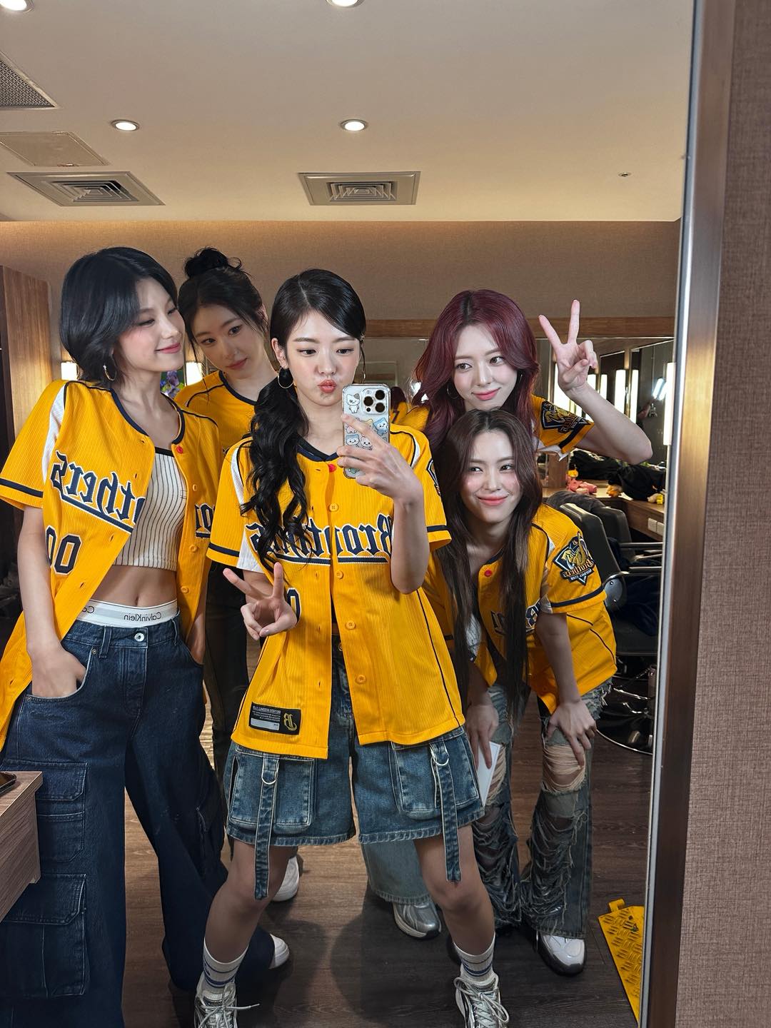 ITZY chính thức gia hạn hợp đồng với JYP 2 549694002 1108908298016829 2583622171182379361 n
