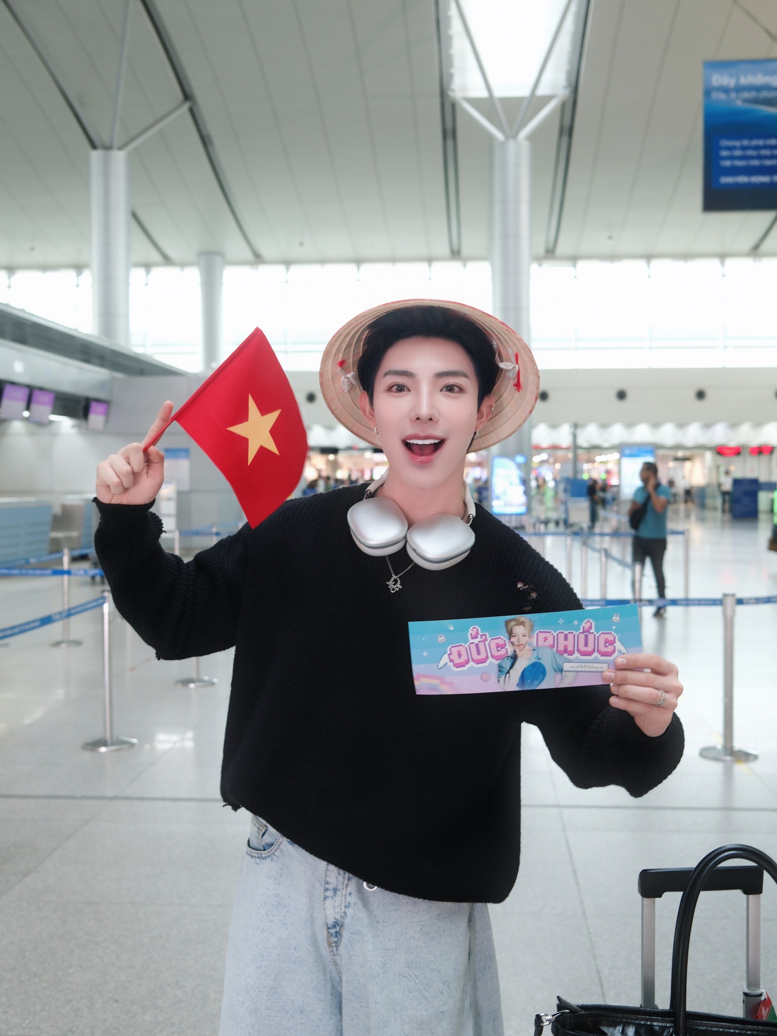 Erik Bay Sang Nga Cổ Vũ Đức Phúc Tại Intervision 2025 3 549700480 1202350138583557 3034096149292044395 n
