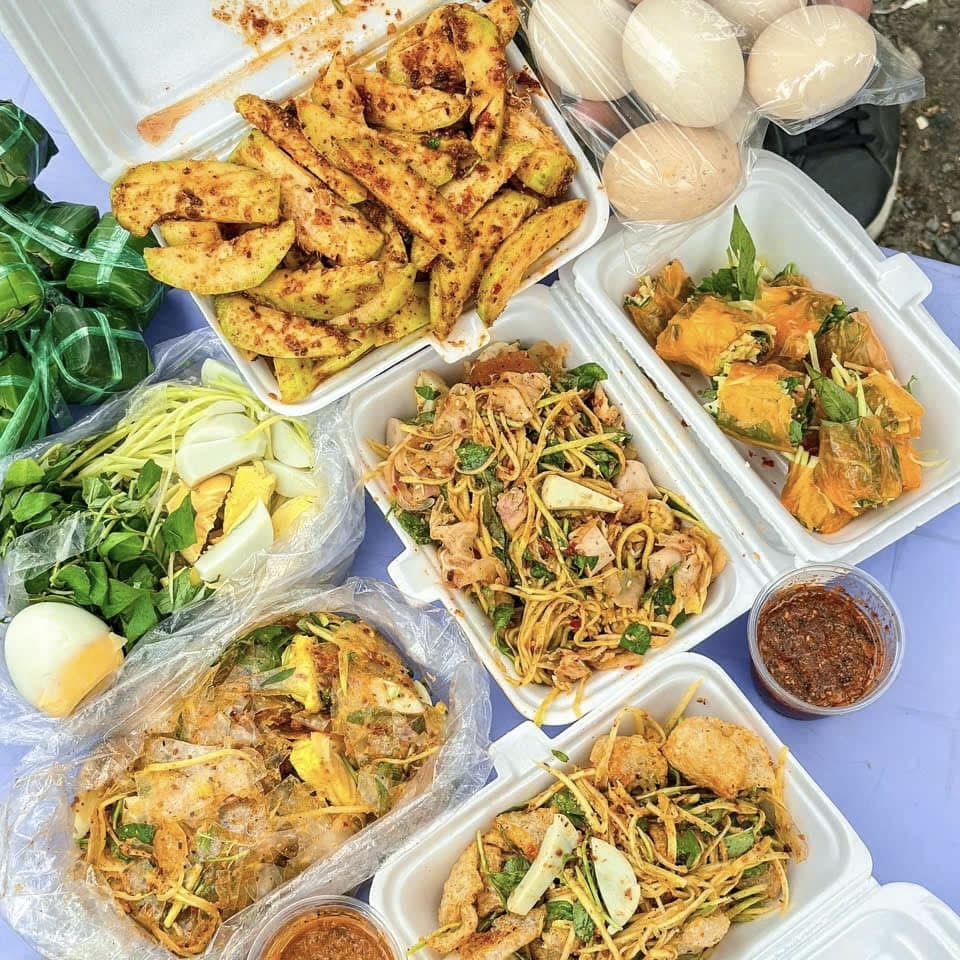 Khám Phá Gánh Bánh Tráng Trộn Cô Thủy Siêu Cuốn Tại Sài Gòn 5 550448127 811094838101247 7499704926632633672 n