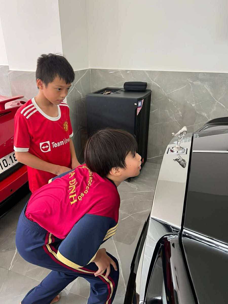 Chuyện thú vị về ông cháu và siêu xe tại showroom 2 550952624 1217462630419558 8186242363282144277 n