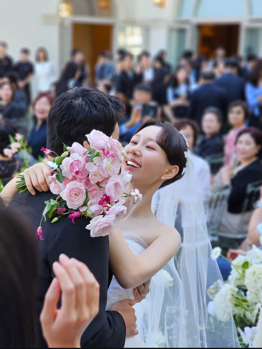 Lee Yoo Young công khai chồng điển trai trong đám cưới 2 551112981 1094874029396463 2496685771570781743 n