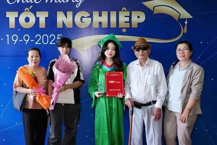 Cảm động khoảnh khắc ông chụp cháu gái tốt nghiệp bằng điện thoại cũ 4 552150204 1132391145658747 6013334122929639607 n