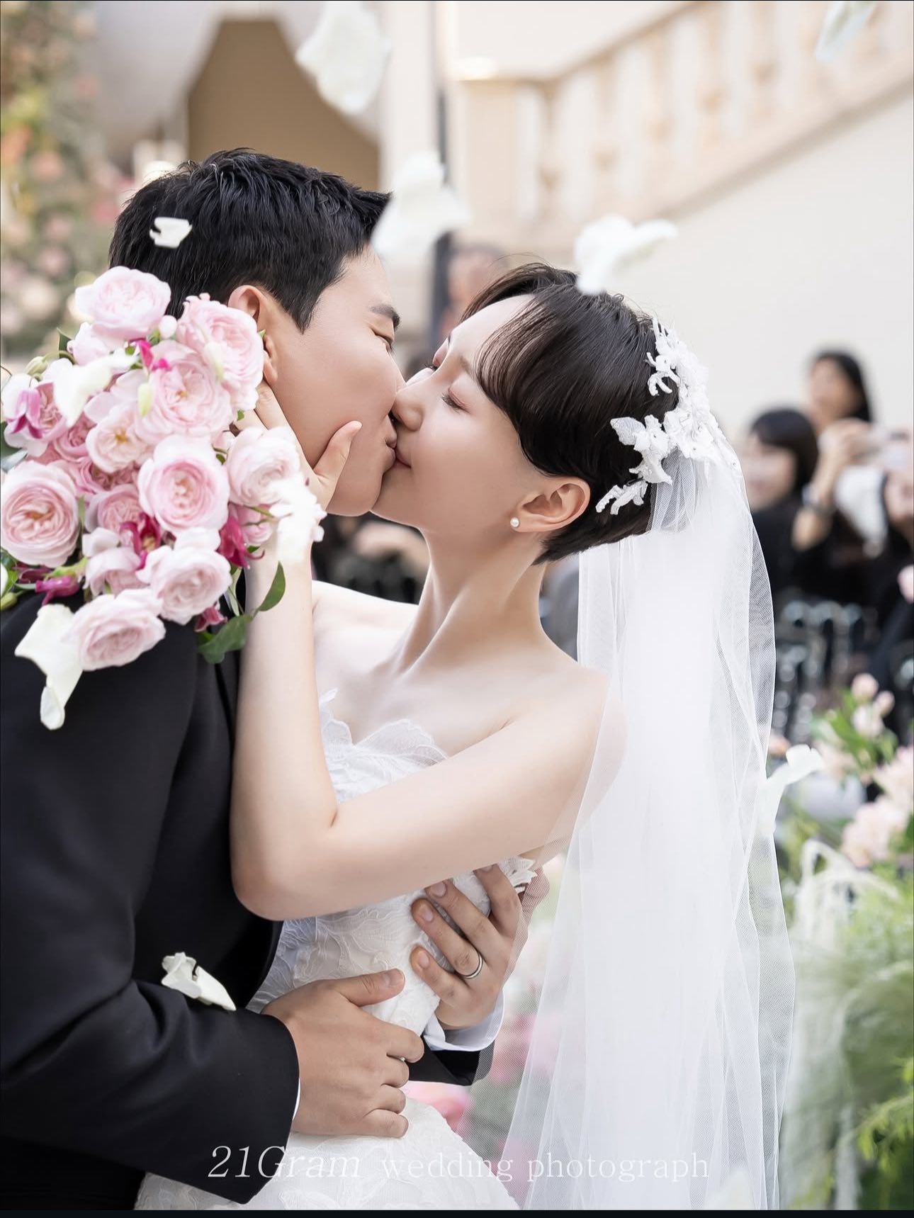 Lee Yoo Young công khai chồng điển trai trong đám cưới 4 552351286 1094874119396454 1633944392065999868 n