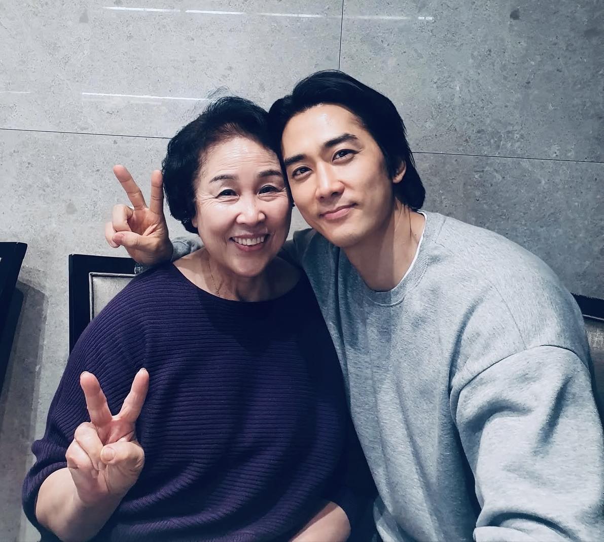Song Seung Heon xúc động sau tang lễ của mẹ 2 552511336 1094636666086866 8678884103263415413 n