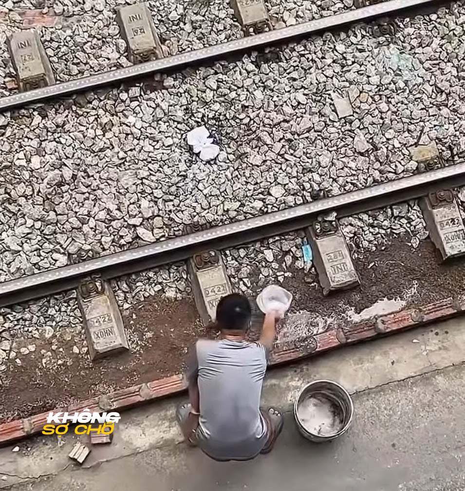 Chuyện Dở Khó: Trồng Rau Cạnh Đường Ray Tàu Hỏa 3 552829461 1220774650081092 8661546966926378004 n