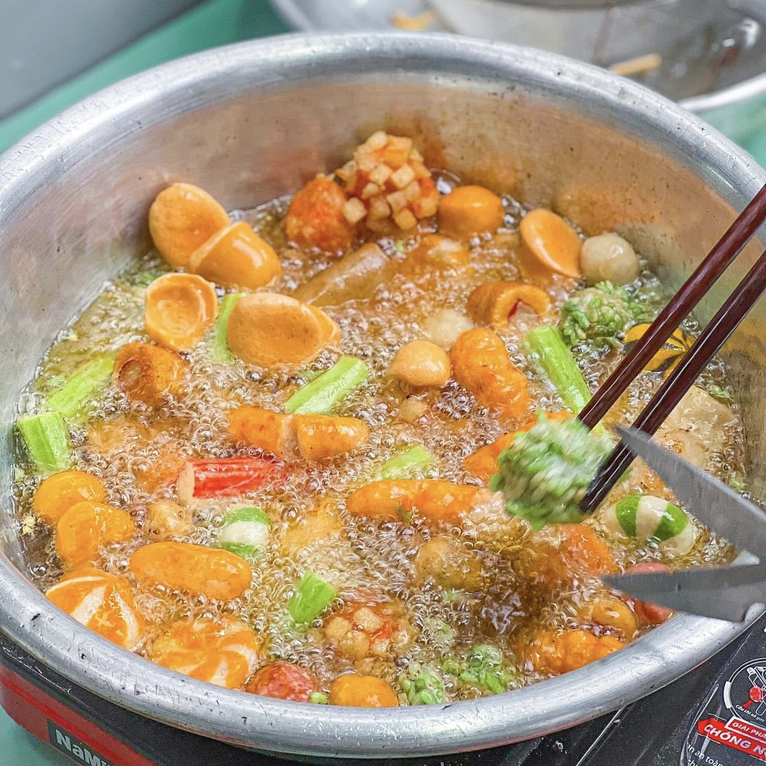 Cá viên chiên vàng giòn, món ăn vặt gây nghiện tại Sài Gòn 3 552939218 816837184193679 5043499033409087158 n