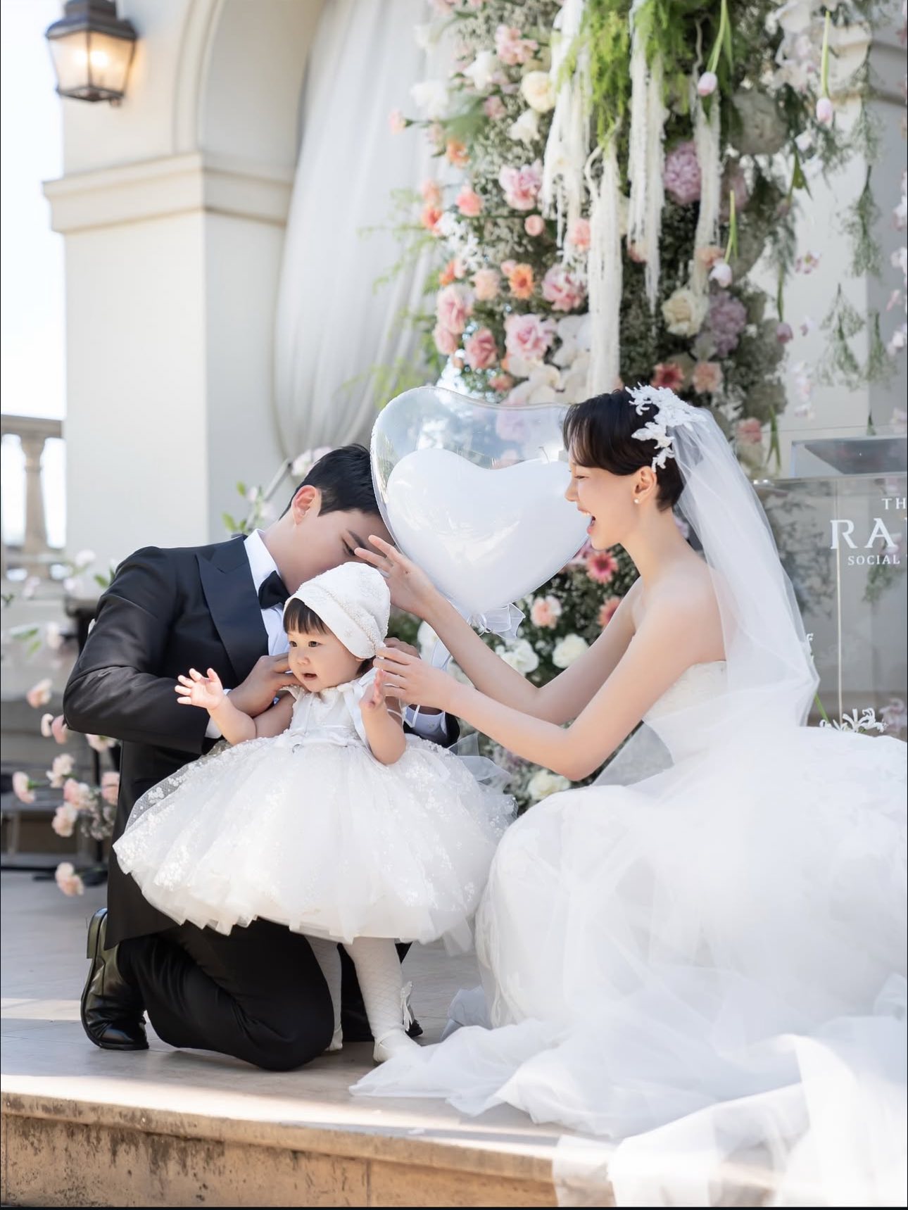 Lee Yoo Young công khai chồng điển trai trong đám cưới 6 553206099 1094874112729788 2114104417456498159 n