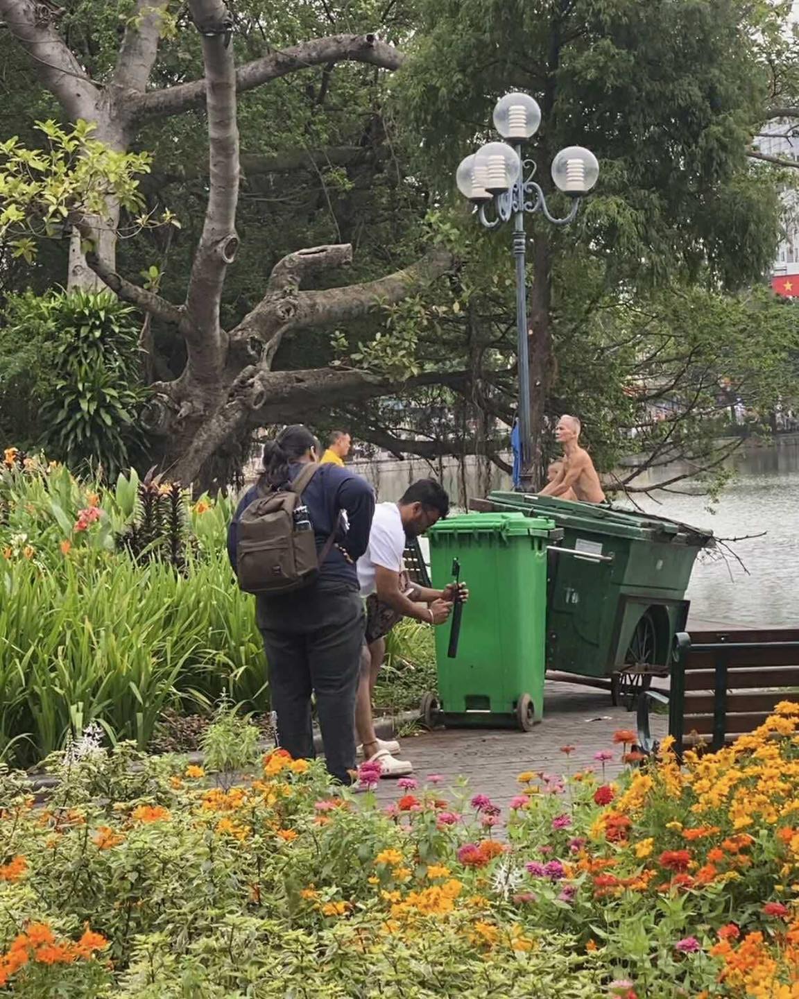 Khách du lịch Ấn Độ tương tác đáng yêu bên hồ Gươm 3 554106376 1136632331901295 5705428670144926382 n