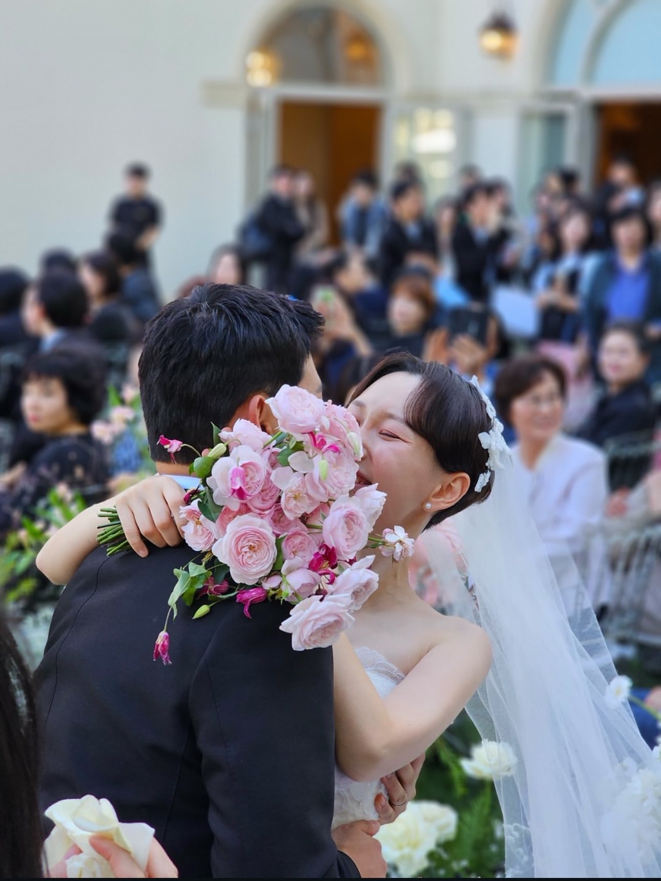 Lee Yoo Young công khai chồng điển trai trong đám cưới 5 554525212 1094874032729796 7548632838254064045 n