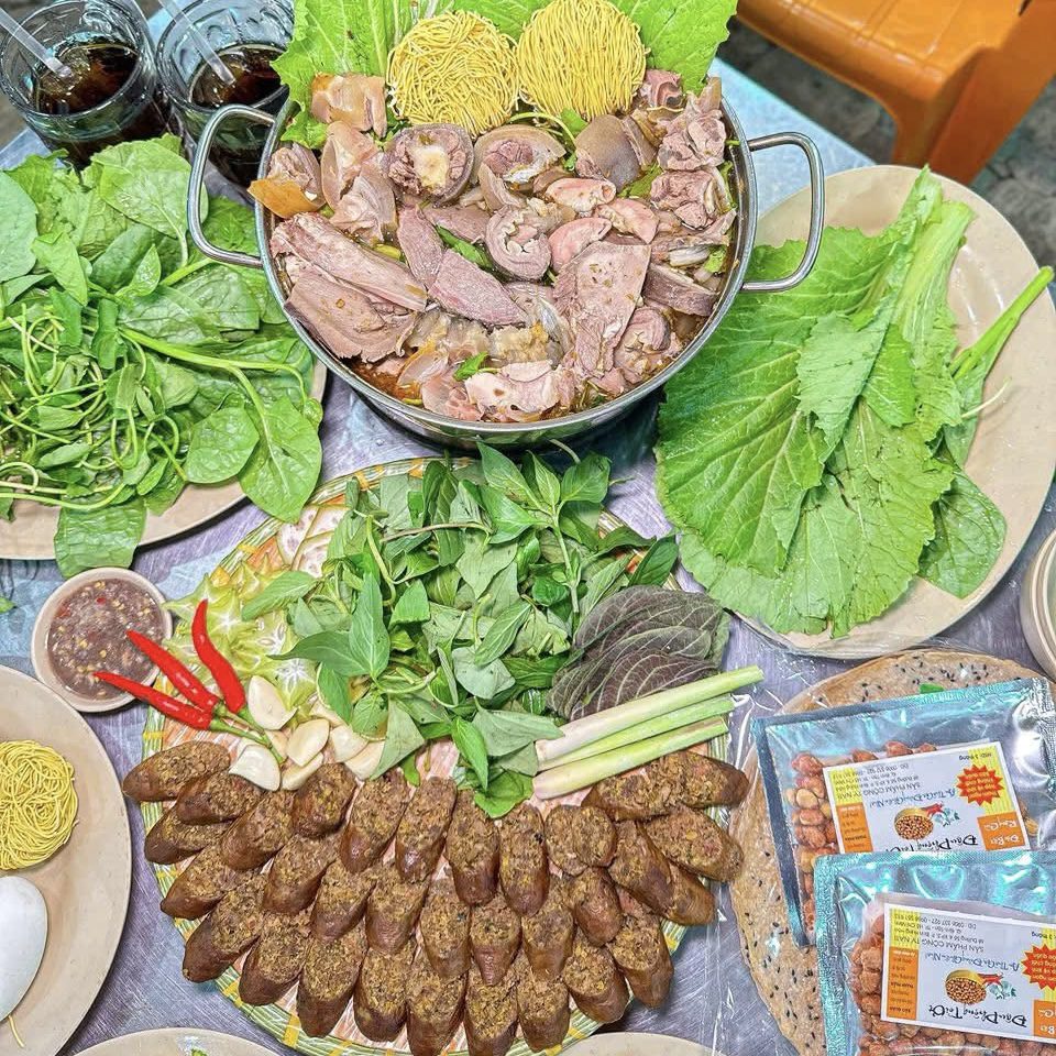 Lẩu Bò A Ba: Nồi Lẩu Nóng Hổi Đậm Đà Giữa Mùa Mưa Sài Gòn 2 554759690 816834387527292 4733713442667925365 n