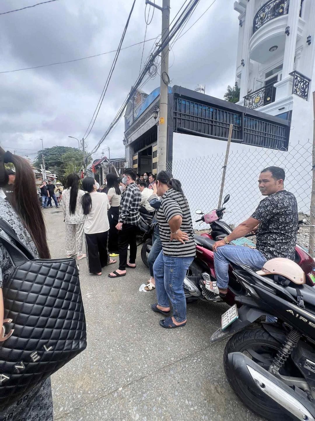 Nghi vỡ hụi 200 tỷ đồng, hàng trăm người hoang mang tại TP.HCM 5 555498232 1137046141859914 4114938679701387474 n