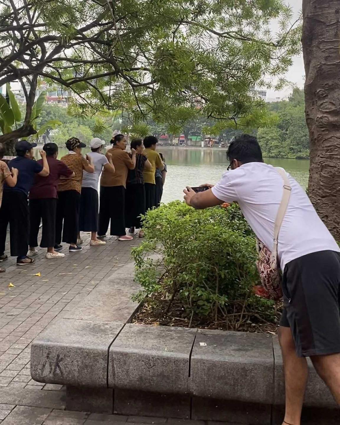 Khách du lịch Ấn Độ tương tác đáng yêu bên hồ Gươm 2 555508517 1136632321901296 3657968992246529633 n
