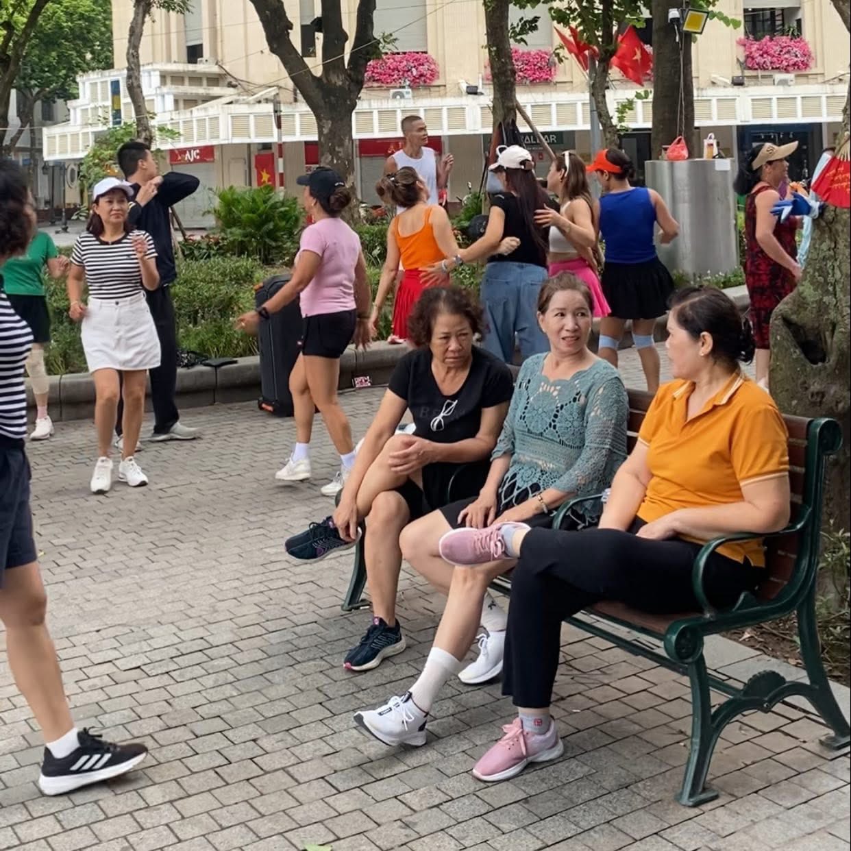 Bữa sáng thể dục đa dạng và vui nhộn của người Việt 4 555530456 1221753933316497 2073745551950198163 n