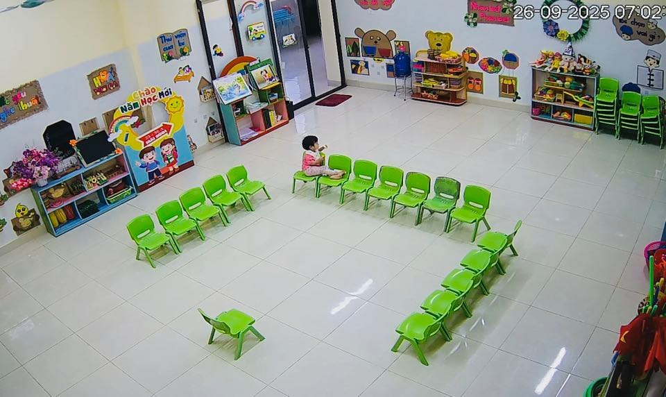 Cảm động hình ảnh bé gái ngoan ngoãn chờ mẹ đi làm 3 555611351 1128567416035354 1254360128274668372 n