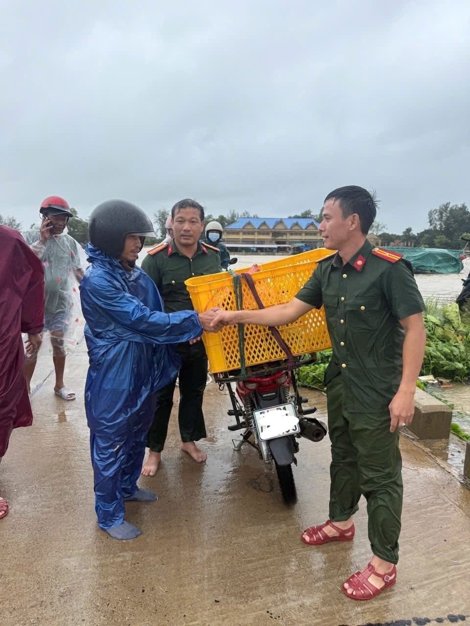 Công an xã Nam Cửa Việt cứu shipper trong mùa lũ 4 555621547 1127934676098628 1018699815635760698 n
