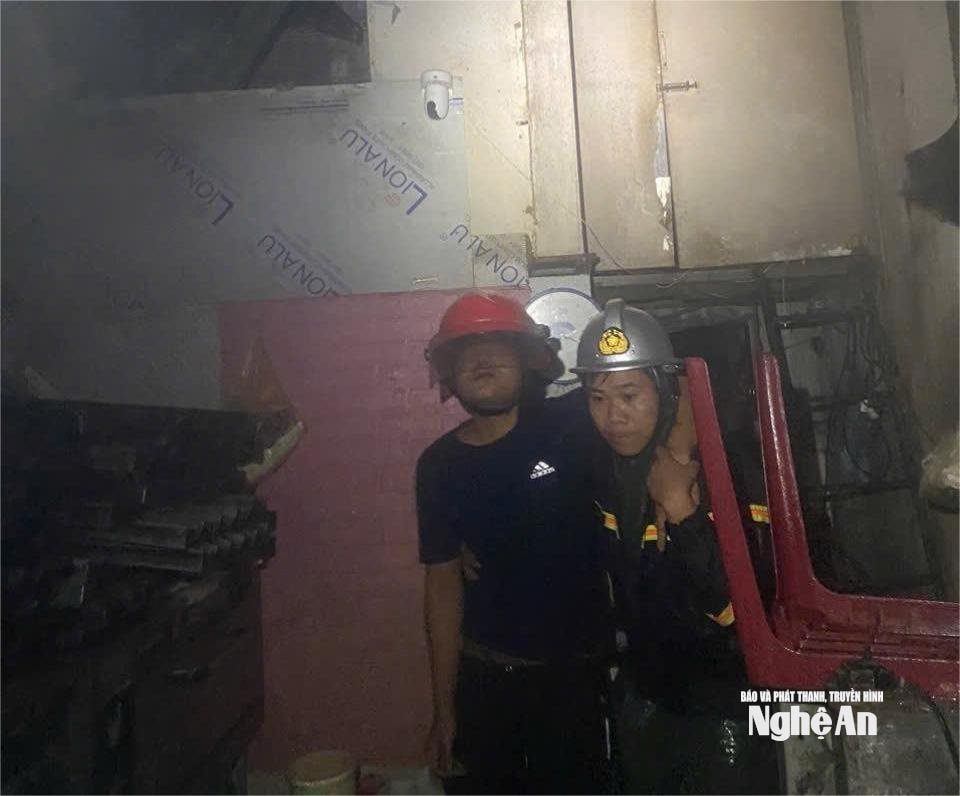 Cứu hộ thành công 8 nạn nhân trong cơn bão số 10 tại Nghệ An 2 555624018 1128052212863982 3317207785488789693 n