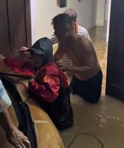 Người đàn ông khóc nghẹn vì vợ bị lũ cuốn trôi 2 555744511 818622614181431 4783507654228298646 n