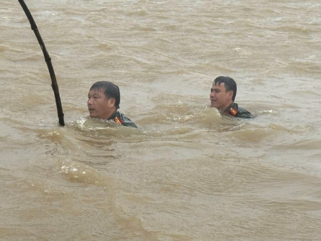 Công an xã Nam Cửa Việt hỗ trợ shipper giữa dòng lũ 2 555820662 1192523442908364 6495284177981868234 n