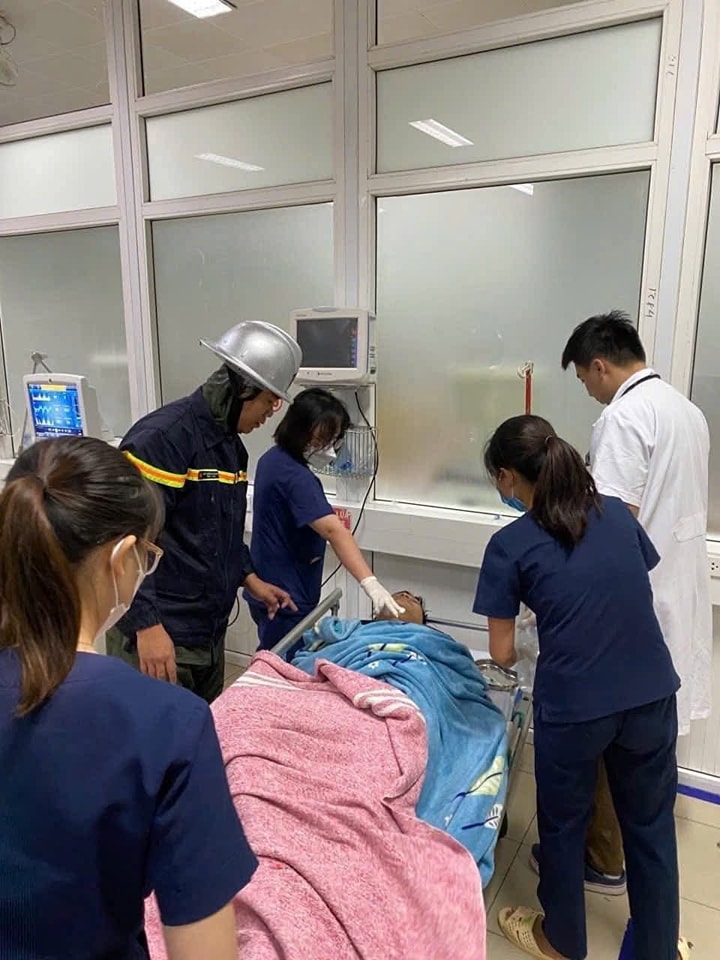 Cứu nạn khẩn cấp trong cơn bão số 10: 8 người an toàn 4 556024760 1369584798169745 337182947063752418 n