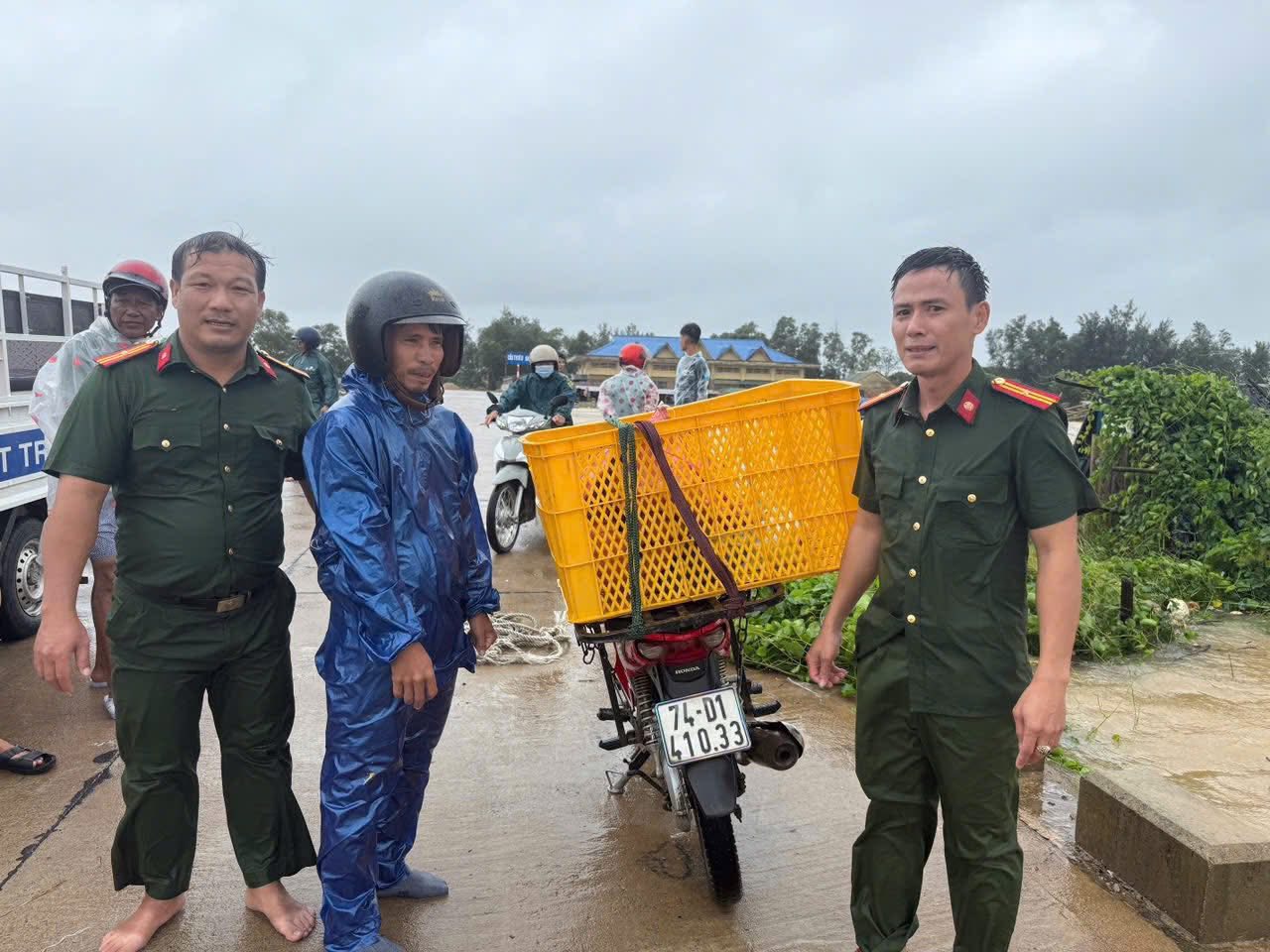 Công an xã Nam Cửa Việt hỗ trợ shipper giữa dòng lũ 3 556092248 1192523486241693 4728315893278719859 n