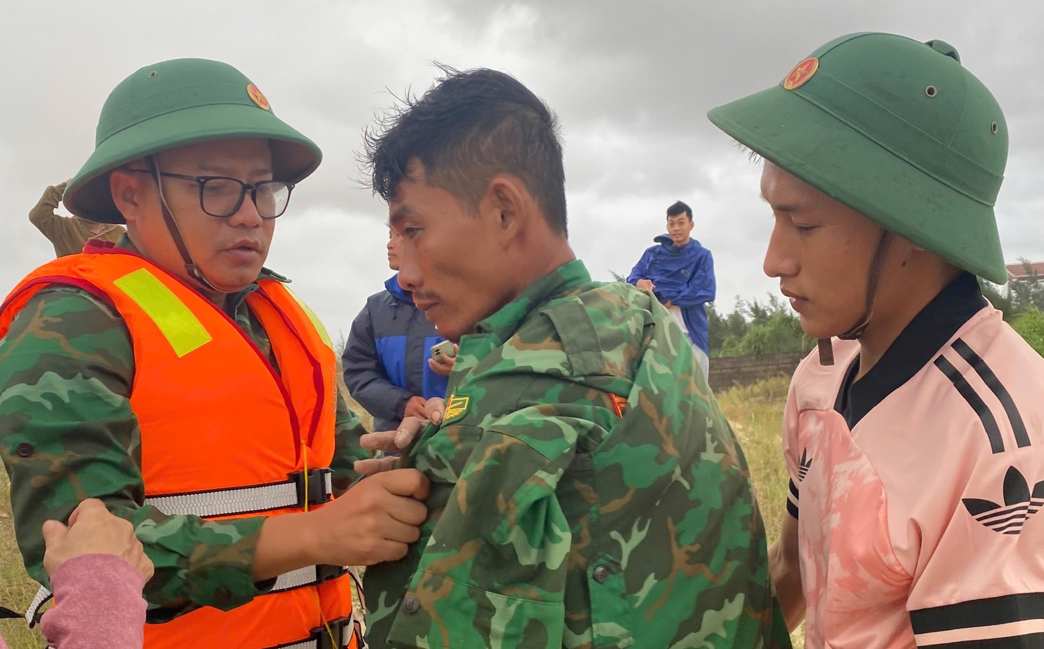 Ngư dân Quảng Trị dũng cảm cứu sống 7 thuyền viên giữa sóng dữ 3 556224004 1128416472717115 9061542021376198268 n